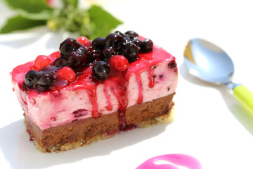 dessert torta con frutti di bosco sfondo bianco