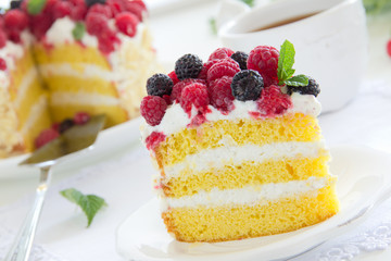 Sponge cake with cream and raspberries.