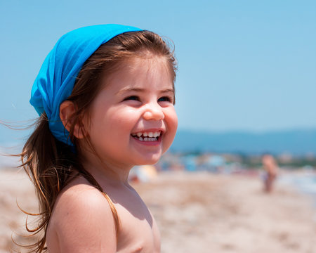 Bambina al mare che ride