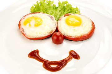 Fried eggs with tomato and lettuce