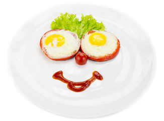 Fried eggs with tomato and lettuce