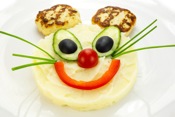 mashed potatoes and cakes in the shape of a mouse