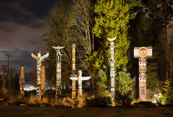 Totems in Stanley Park Vancouver at night - obrazy, fototapety, plakaty