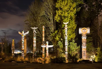 Papier Peint photo Lavable Indiens Totems à Stanley Park Vancouver la nuit