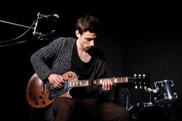 Obraz premium Man playing guitar during concert