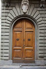 Fototapeta na wymiar drewniany mieszkalny drzwi w Toskanii. Włochy