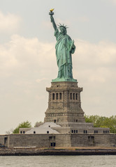 Fototapeta na wymiar Statua Wolności - Nowy Jork. Widok z rzeki Hudson na postać