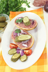 Mettbrötchen mit Zwiebel