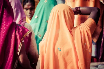 Poster Vrouwen met kleurrijke sari& 39 s in Varanasi, India. © Curioso.Photography
