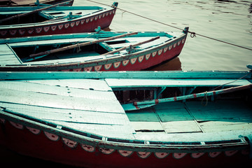 Fototapeta na wymiar Stare łodzi na wodach rzeki Ganges brunatnych, Varanasi, Indie