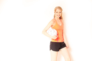 junge Frau trainiert mit Ball