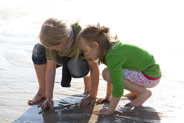 2 kinder am strand © MAK