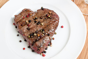 Rinderfilet herzform auf weisen teller