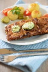 Vegetarisches Steak mit Kräuterbutter