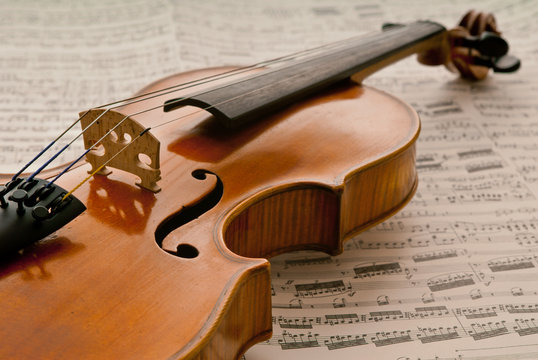 Alte Violine mit Noten