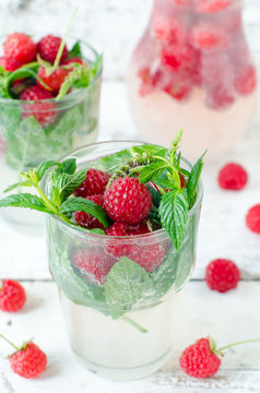 Lemonade with raspberry and mint