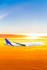 Fototapeta na wymiar Samolot na niebie o zachodzie słońca. Samolot pasażerski w powietrzu