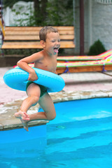 Naklejka premium Joyful boy are jumping to the swimming pool