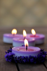 Obraz na płótnie Canvas Wellness purpurowe świece, lawenda na drewno wieczorem
