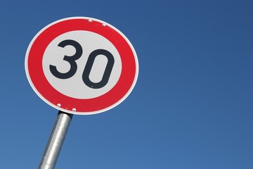 Deutsches Verkehrszeichen: zulässige Höchst­geschwindigkeit 30 km/h