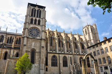 Fototapeta na wymiar Z boku katedry gotyckiej Lyon, francuski Vista