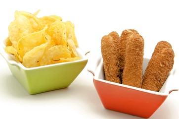 Aperitivo de pollo empanado y patatas fritas