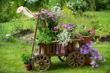 Gartenidylle mit Leiterwagen