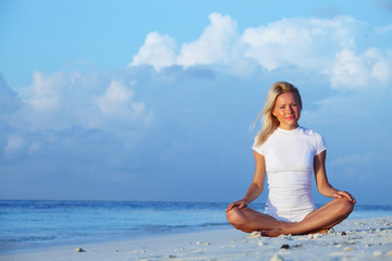 Fototapeta na wymiar yoga woman on sea coast