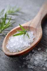 Holzscheffel mit Salz und Rosmarin - Closeup © peterschreiber.media