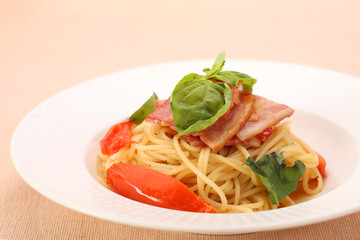 ベーコンとトマトのパスタ