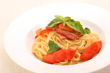 ベーコンとトマトのパスタ