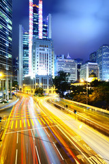 Fototapeta na wymiar Światła samochodów w ruchu na autostradzie miasta