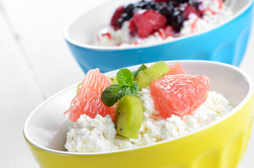 Cottage cheese with kiwi and grapefruit