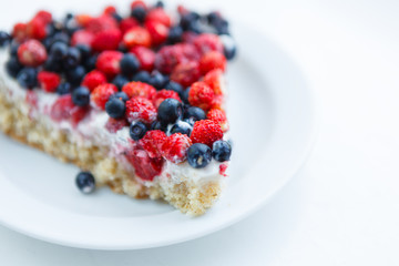 Tart with strawberries and blueberries