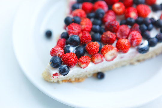 Tart with strawberries and blueberries