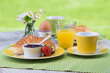 frühstück mit o-saft und croissant