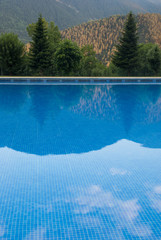 Piscina, árboles y montaña