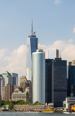 Obraz premium The Freedom Tower and Lower Manhattan buildings on a overcast su