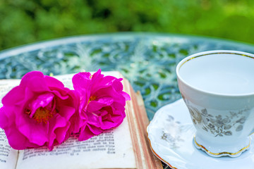 romantischer Kaffeetisch mit Rosen