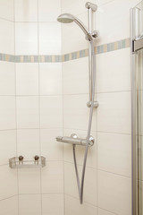 verchromte Dusche mit Armatur