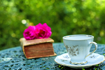 romantischer Kaffeetisch mit Rosen