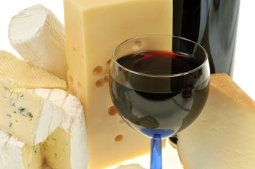 Des fromages et un verre de vin rouge