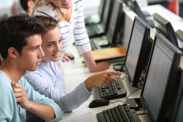 Group of students in computers room - obrazy, fototapety, plakaty