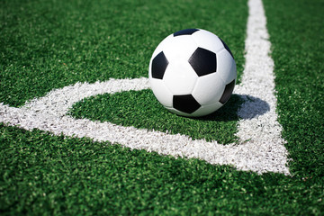 Obraz na płótnie Canvas Biały pasek na zielonym polu piłki nożnej z widoku z góry