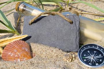 Kreidetafel mit Strandgut