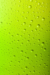 Fototapeta na wymiar Makro z butelką zimnego piwa matowe