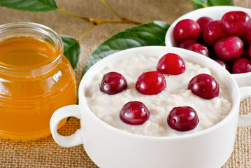 Oatmeal with cherry