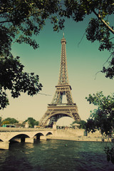 Wieża Eifla i most na wonton rzece w Paryż, Francja. Zabytkowe - 54058534