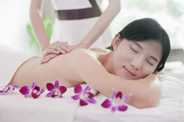 Obraz na płótnie Canvas Women Receiving Massage