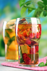 Iced tea with raspberries, lemon and mint